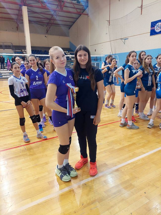 aaaLeona Miljković kapiten Tehničara prima pehar za drugo mesto u Čačku